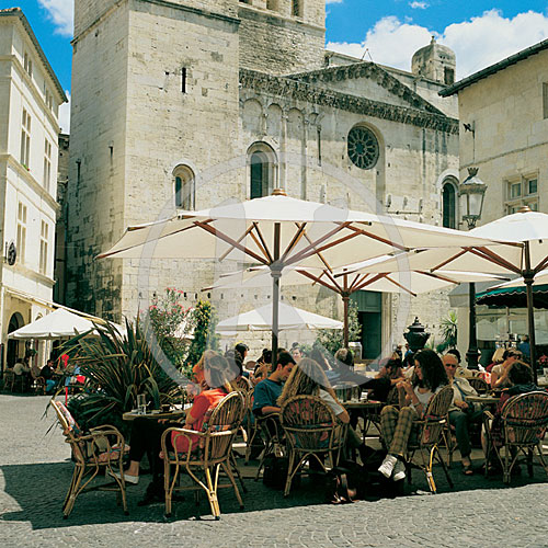 Place aux Herbes mit Kathedrale St. Castor, Nîmes, Gard, Langued