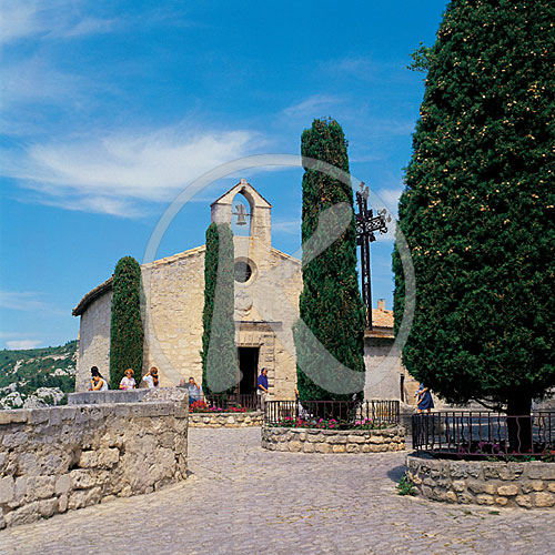 Place St. Vincent mit Chapelle des Pénitents Blancs, Les Baux de