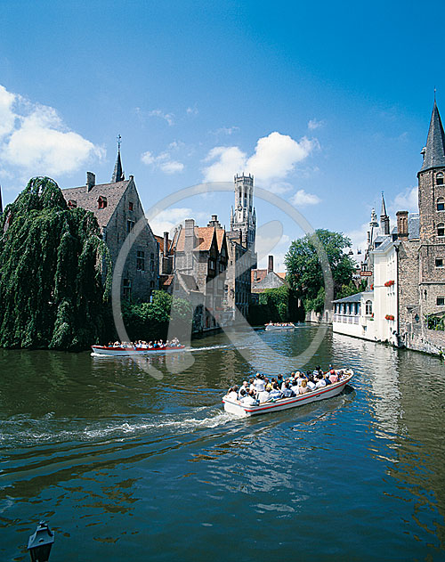 Brügge, Belgien, Rozenhoedkaai und Belfried und Ausflugsbooten