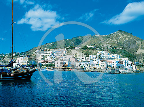 Ansicht vom Meer aus, Sant' Angelo, Insel Ischia, Italien