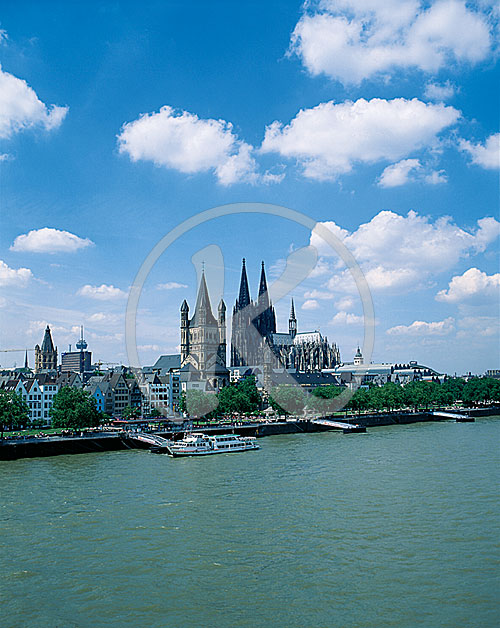 Deutschland, Nordrhein-Westfalen, Köln, Rhein, Dom und Groß-Mart