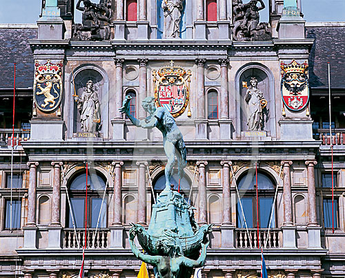 Brabo Brunnen und Rathaus am Grote Markt, Antwerpen
