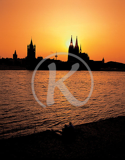 Blick über den Rhein zum Dom und Groß-Martin, Köln