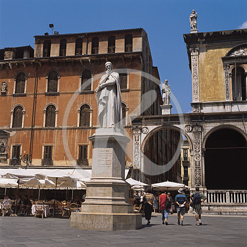 Piazza dei Signori mit Dante Denkmal, Verona, Venetien, Italien