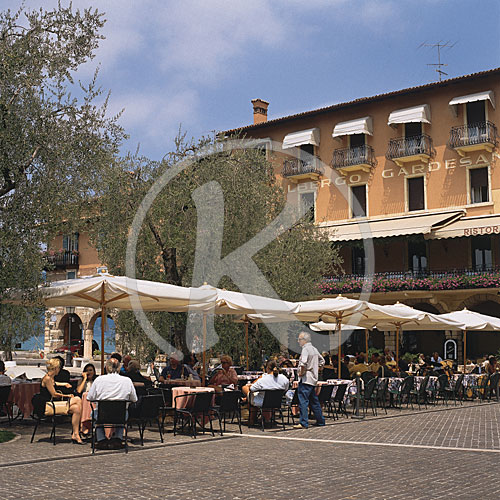 Hafenanlage und Promenade, Torri del Benaco, Gardasee, Italien
