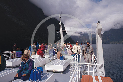Ausflugsboot mit Urlaubern, Milford Sound, Neuseeland, Ozeanien