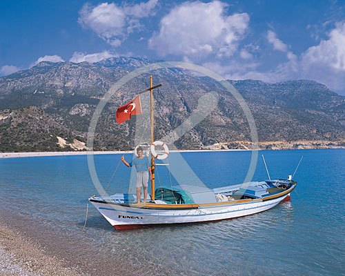 Fischer mit Boot in der Blauen Lagune, Ölü Deniz, Türkei