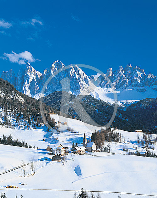 Blick auf den Ort und die Geisslerspitzen, Villnösstal, Südtirol