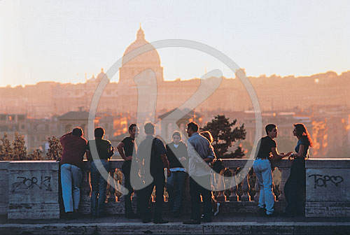 Blick von der Terrasse auf die Stadt, Abendstimmung, Pinchio Par