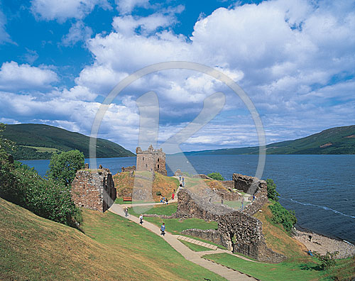 Urquhart Castle, Loch Ness, Highlands, Schottland, Großbritannie