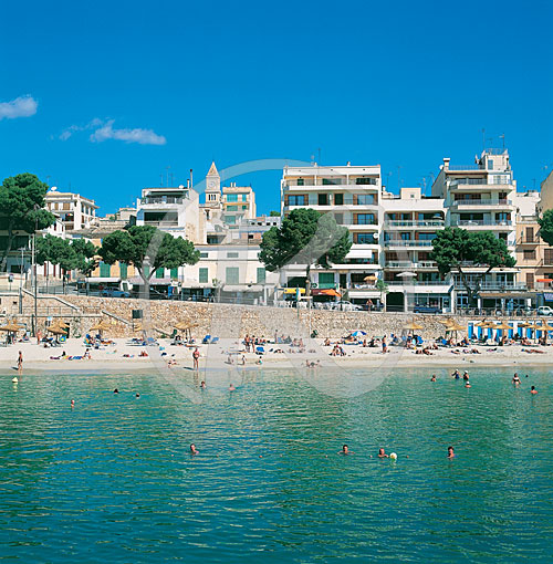 Strand und Stadtansicht, Porto Christo, Mallorca, Balearen, Span