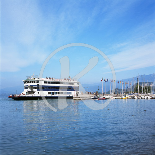 Fährschiff im Hafen, Bardolino, Gardasee, Italien