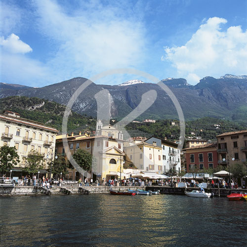 Hafen, Altstadt und Monte Baldo Massiv, Malcesine, Gardasee, Ita