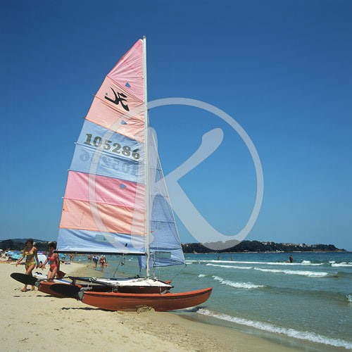 Bulgarien, Segelboot am Strand, Primorsko, Schwarzes Meer