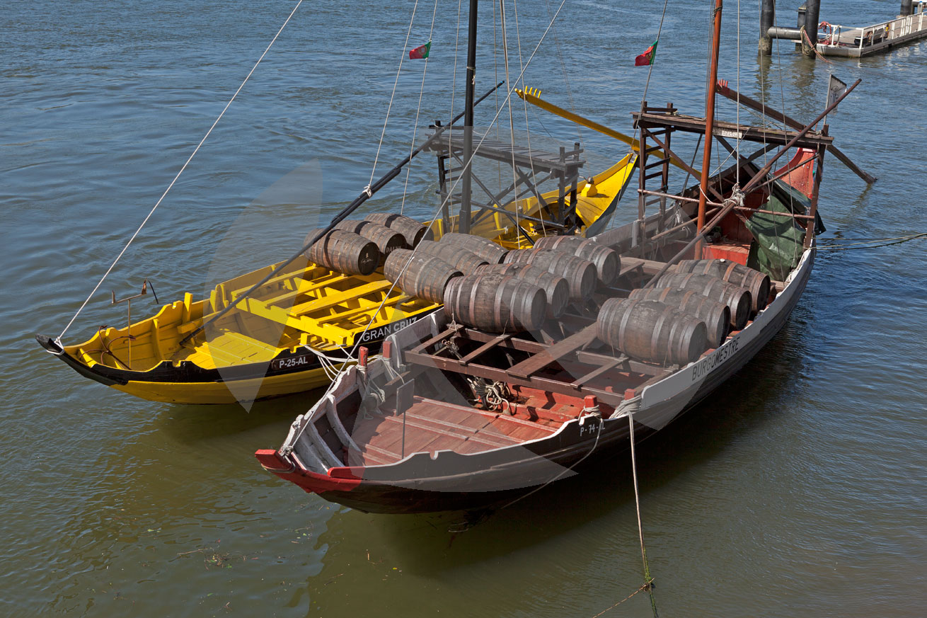 Portweinfässer, Boot, Rio Douro, Porto